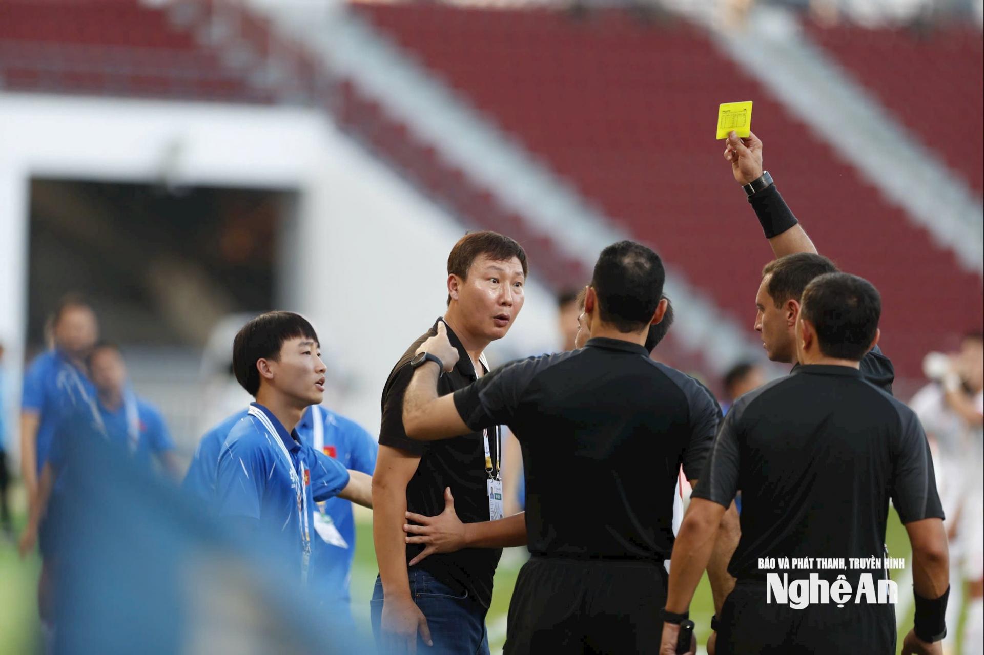 HLV huấn luyện viên Kim Sang Sik nhận thẻ vàng sau khi lên tiếng về bàn thắng gây tranh cãi của Đình Bắc. Ảnh: Hải Hoàng