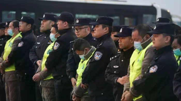 Các đối tượng bị tình nghi liên quan tới các vụ lừa đảo viễn thông được bàn giao về nước. (Nguồn: China Daily)