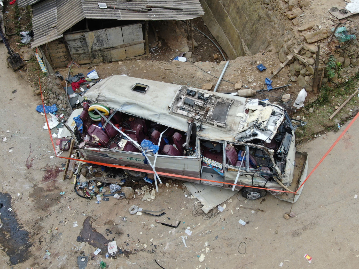 Hiện trường vụ tai nạn lật xe đặc biệt nghiêm trọng xảy ra tại Lào Cai làm 9 người tử vong. Ảnh P.V