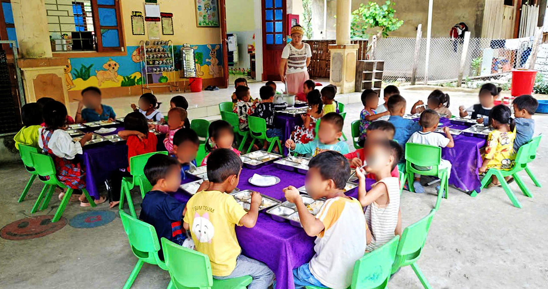 Dự án Nuôi em Nghệ An hỗ trợ bữa ăn trưa bán trú cho học sinh vùng khó khăn - Ảnh: TÂM PHẠM