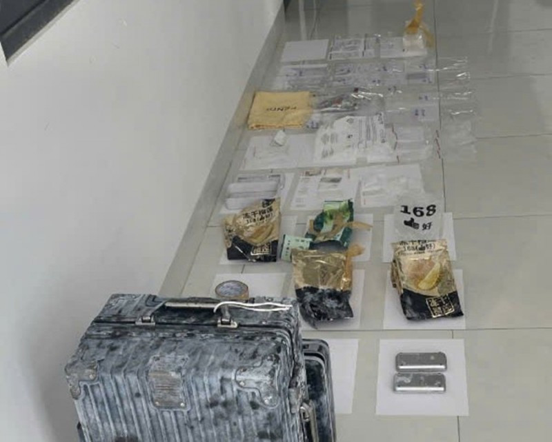 Tang vật trong chiếc vali.