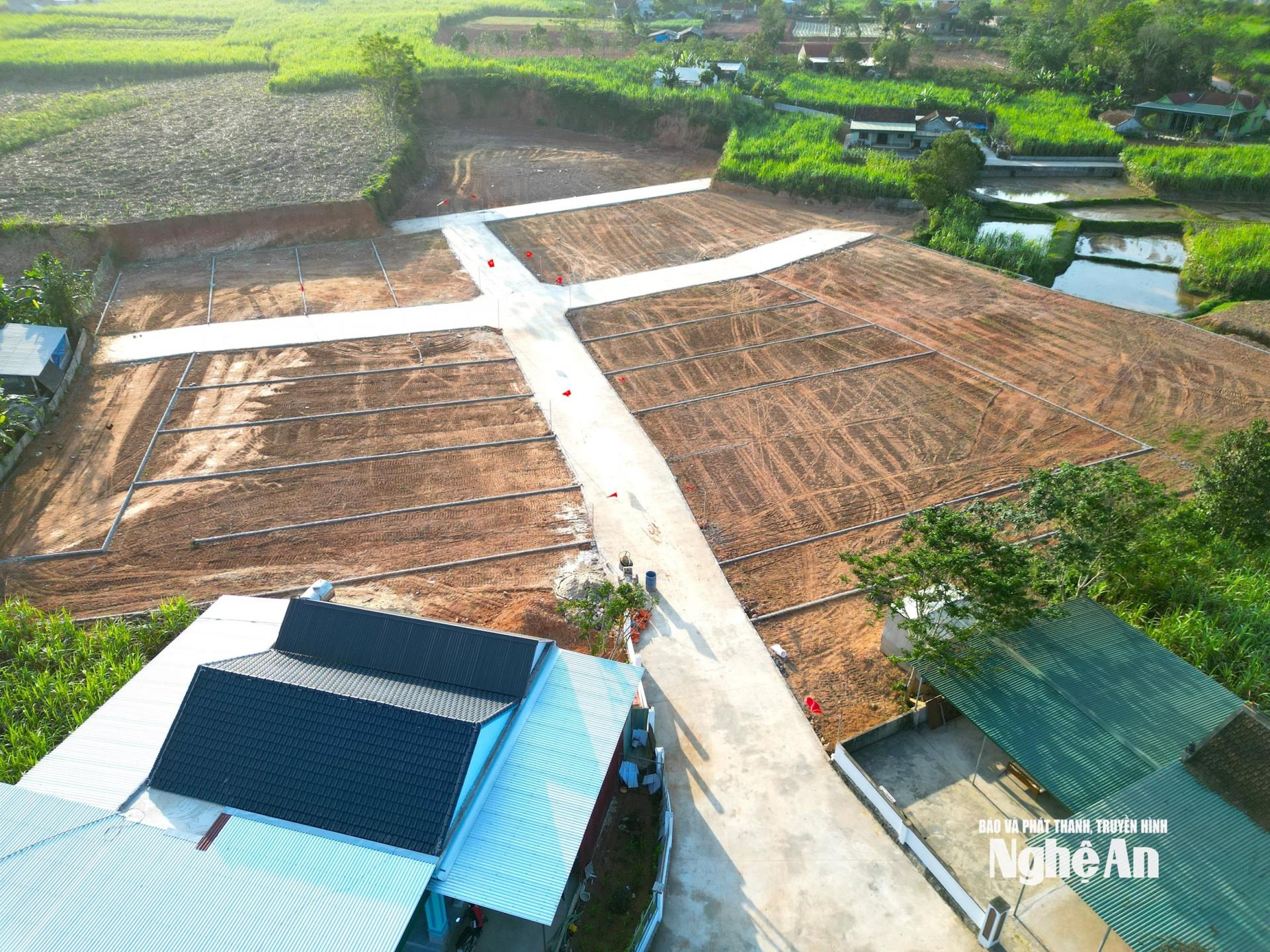 Hàng chục lô đất được tách thửa đang chờ để bán ra thị trường ở xóm Thanh Hoa, xã Nghĩa Thọ. Ảnh: Văn Trường