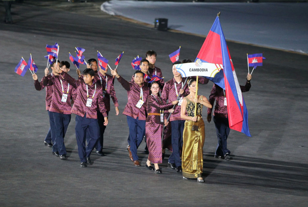 Các VĐV Campuchia tham dự lễ khai mạc SEA Games vào tối 9.12