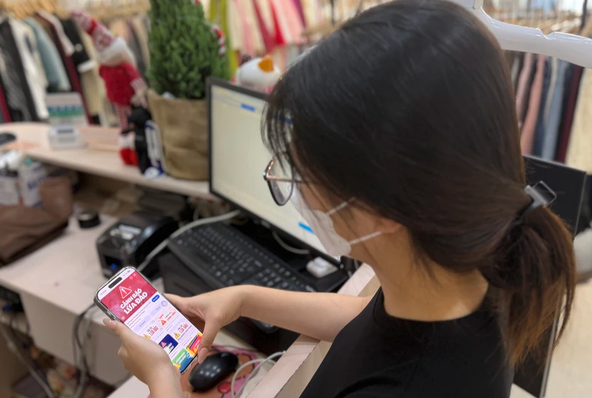 Dữ liệu cá nhân, lịch sử giao dịch và kịch bản bị lừa trước đó được các nhóm tội phạm mua bán, chia sẻ để tiếp tục thực hiện hành vi chiếm đoạt lần hai. Ảnh minh hoạ: HUỲNH THƠ