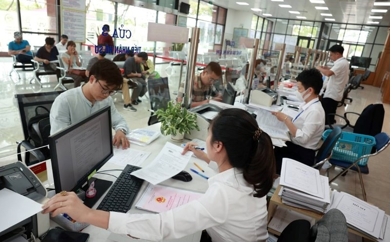 Bố trí cán bộ, công chức, viên chức từ cấp tỉnh tăng cường cho cấp xã. Ảnh minh họa