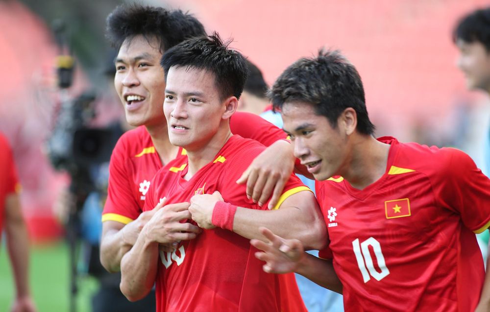 HLV Kim Sang Sik tỏ ra mát tay trong việc thay người