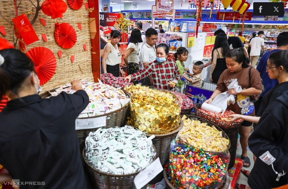 Người dân mua sắm đón Tết tại siêu thị Co.opmart Thủ Đức, tháng 1/2025. Ảnh: Quỳnh Trần