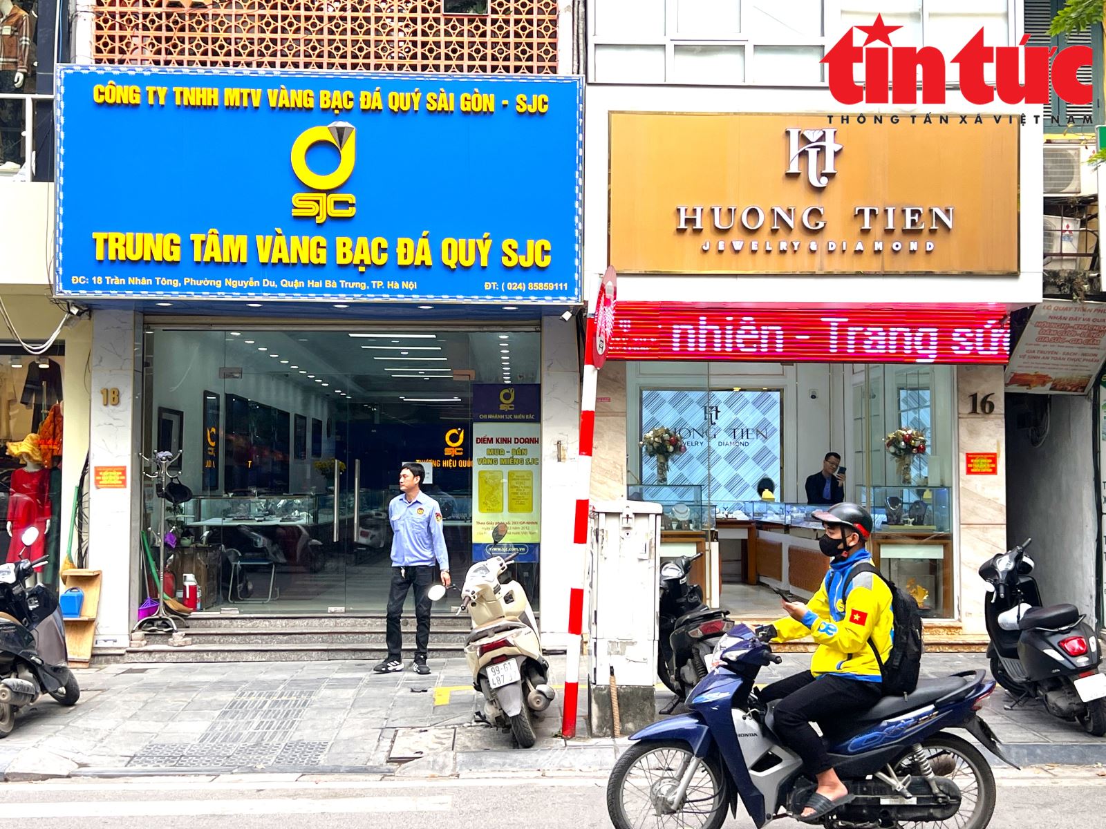 Tại một số thương hiệu vàng trên phố Trần Nhân Tông (Hà Nội), cảnh giao dịch khá trầm lắng.