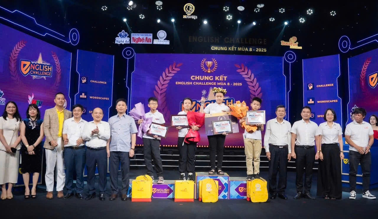 Ban tổ chức trao thưởng chung kết mùa 8.