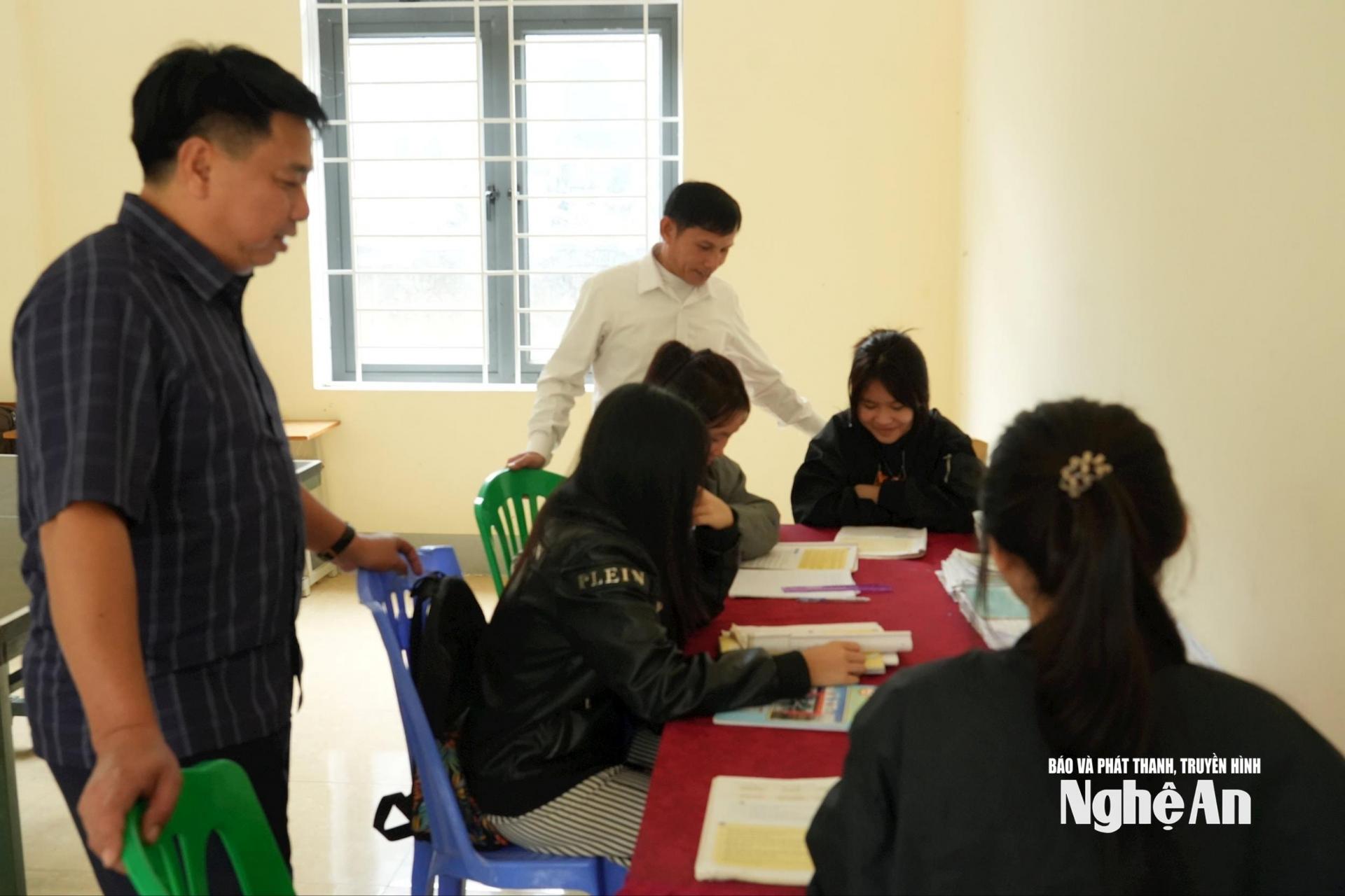 Học sinh Trường Phổ thông DTBT THCS Yên Tĩnh chuẩn bị cho kỳ thi học sinh giỏi lớp 9. Ảnh: Mỹ Hà