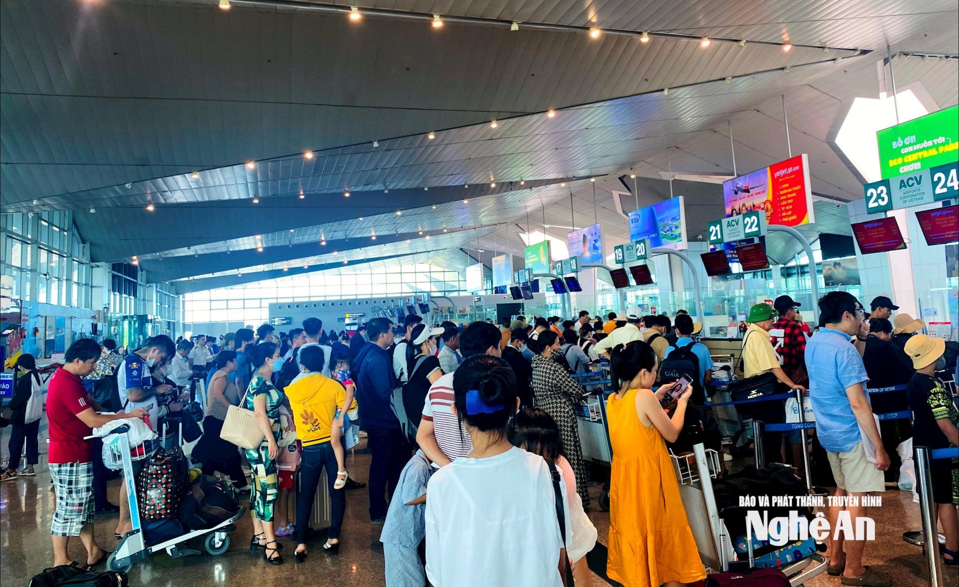 Sân bay Vinh luôn có lượng khách đông đúc. Ảnh: Q.A