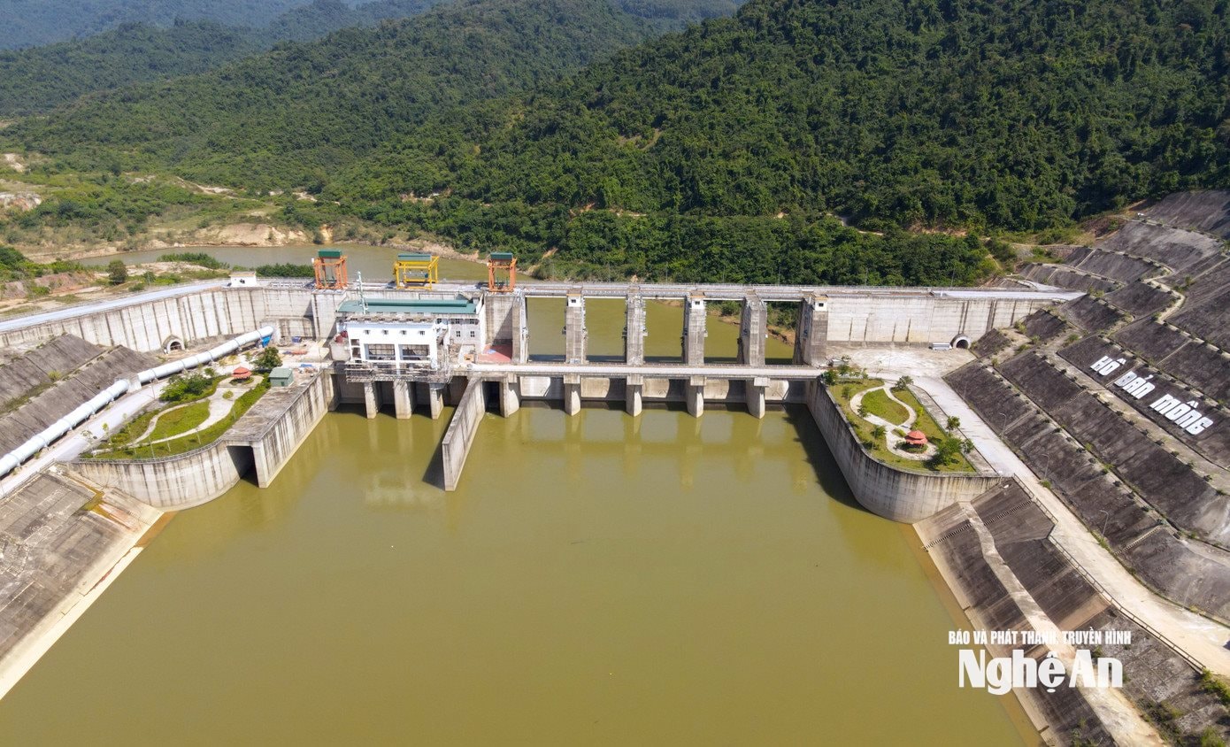 Hồ bản Mồng là công trình thủy lợi lớn nhất trên địa bàn tỉnh Nghệ An. Ảnh: P.V