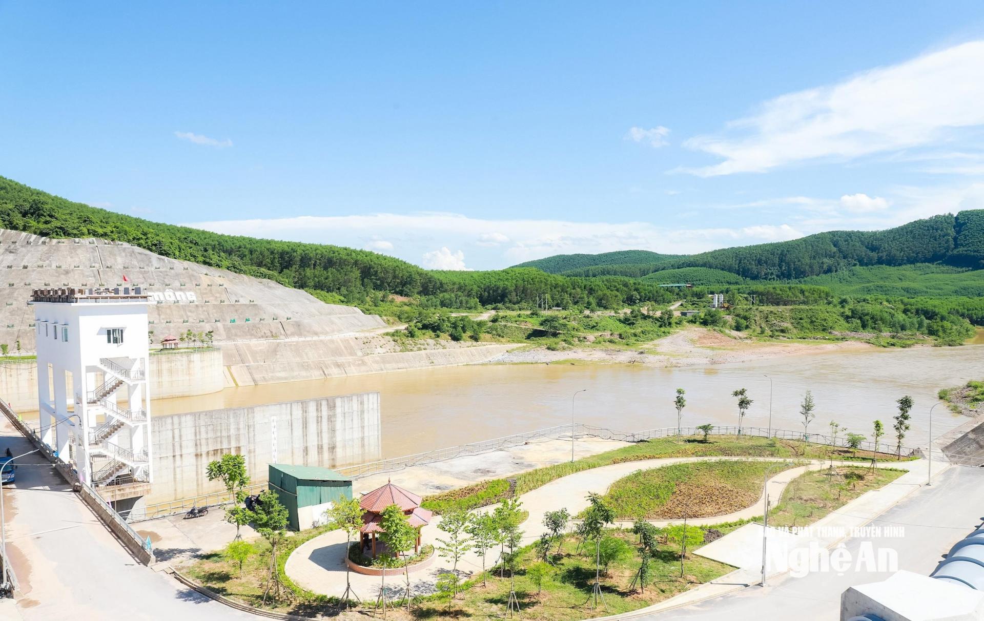 Công trình bảo đảm tưới cho khoảng 18.858 ha đất sản xuất. Ảnh: Thành Duy