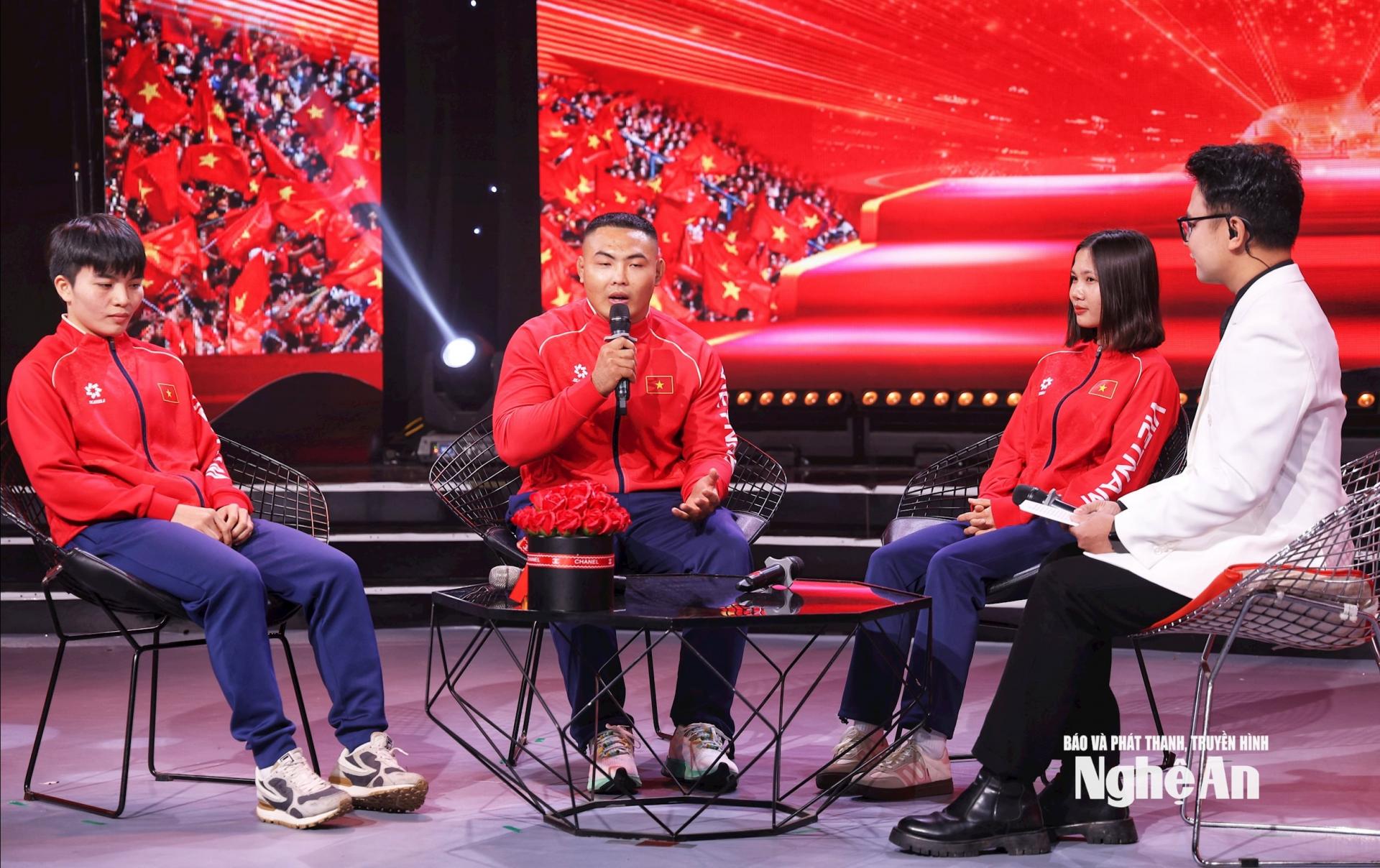 Các vận động viên trò chuyện, giao lưu cùng chương trình. Ảnh: Đức Anh