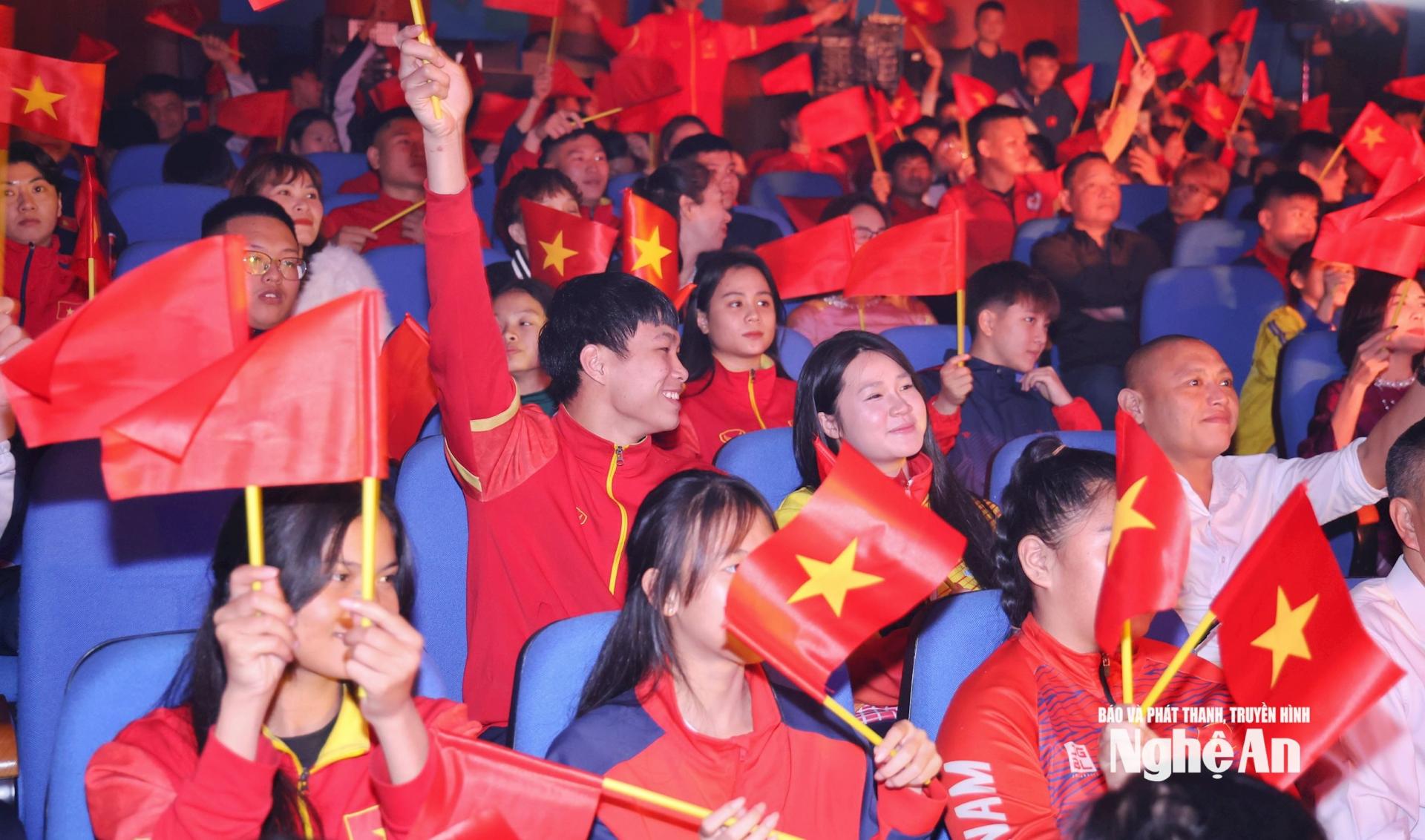 Trường quay sôi động khi chứng kiến những chia sẻ đầy cảm hứng của các vận động viên. Ảnh: Đức Anh