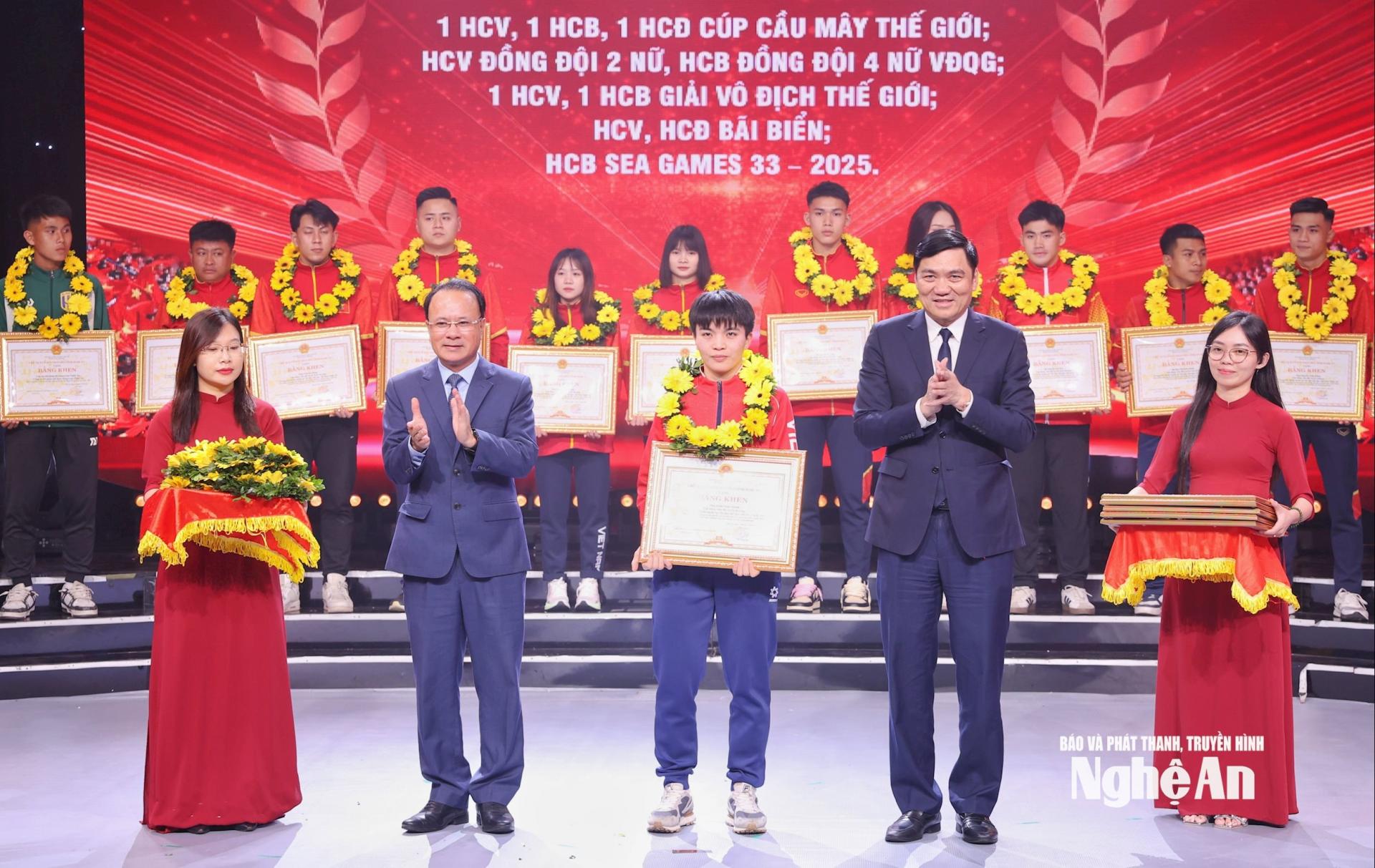 Lãnh đạo tỉnh Nghệ An trao Bằng khen cho vận động viên môn cầu mây Nguyễn Thị My. Ảnh: Đức Anh