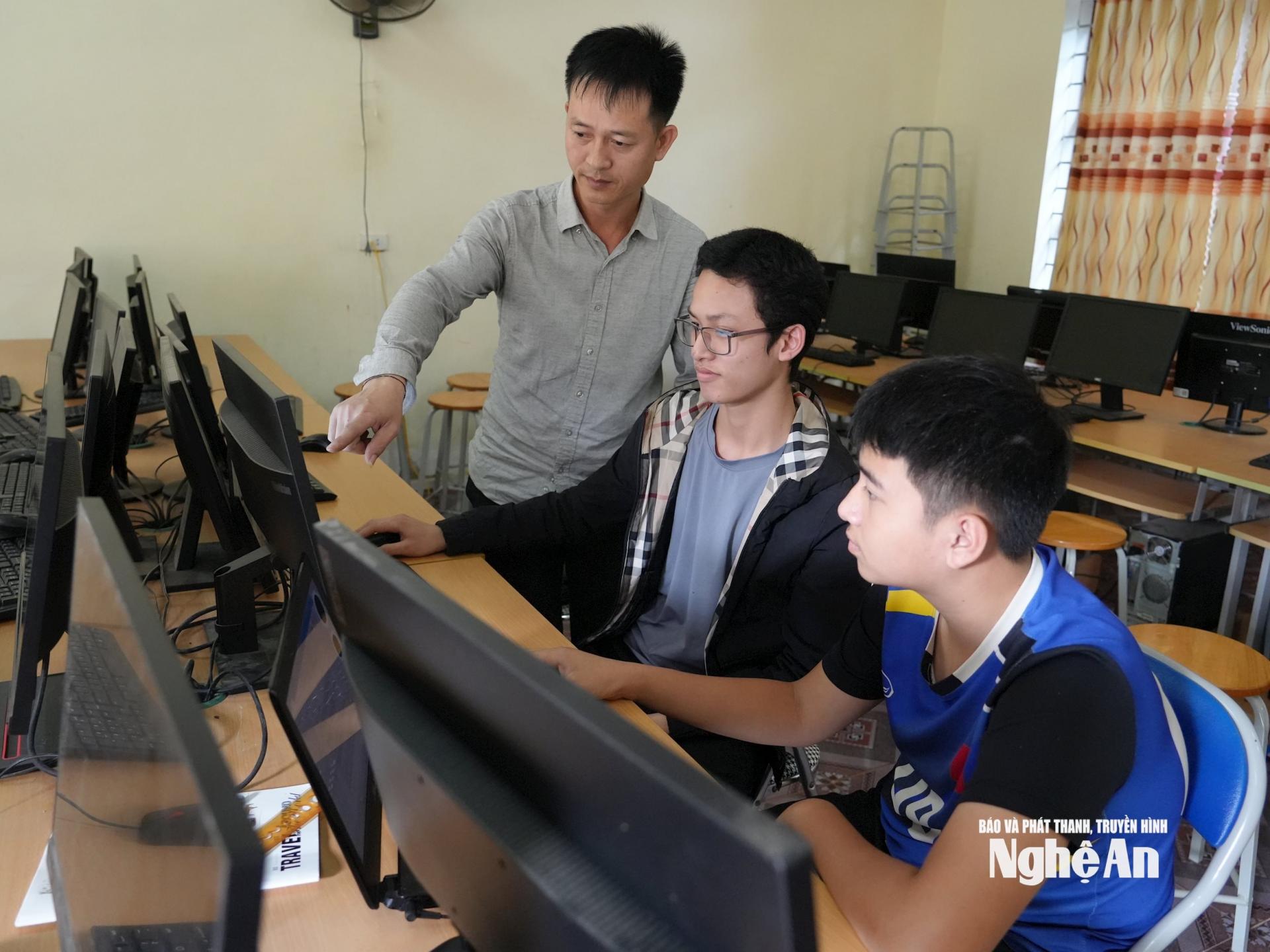 Học sinh Trường THCS Tam Thái, xã Tam Hợp chuẩn bị cho kỳ thi học sinh giỏi lớp 9. Ảnh: Mỹ Hà