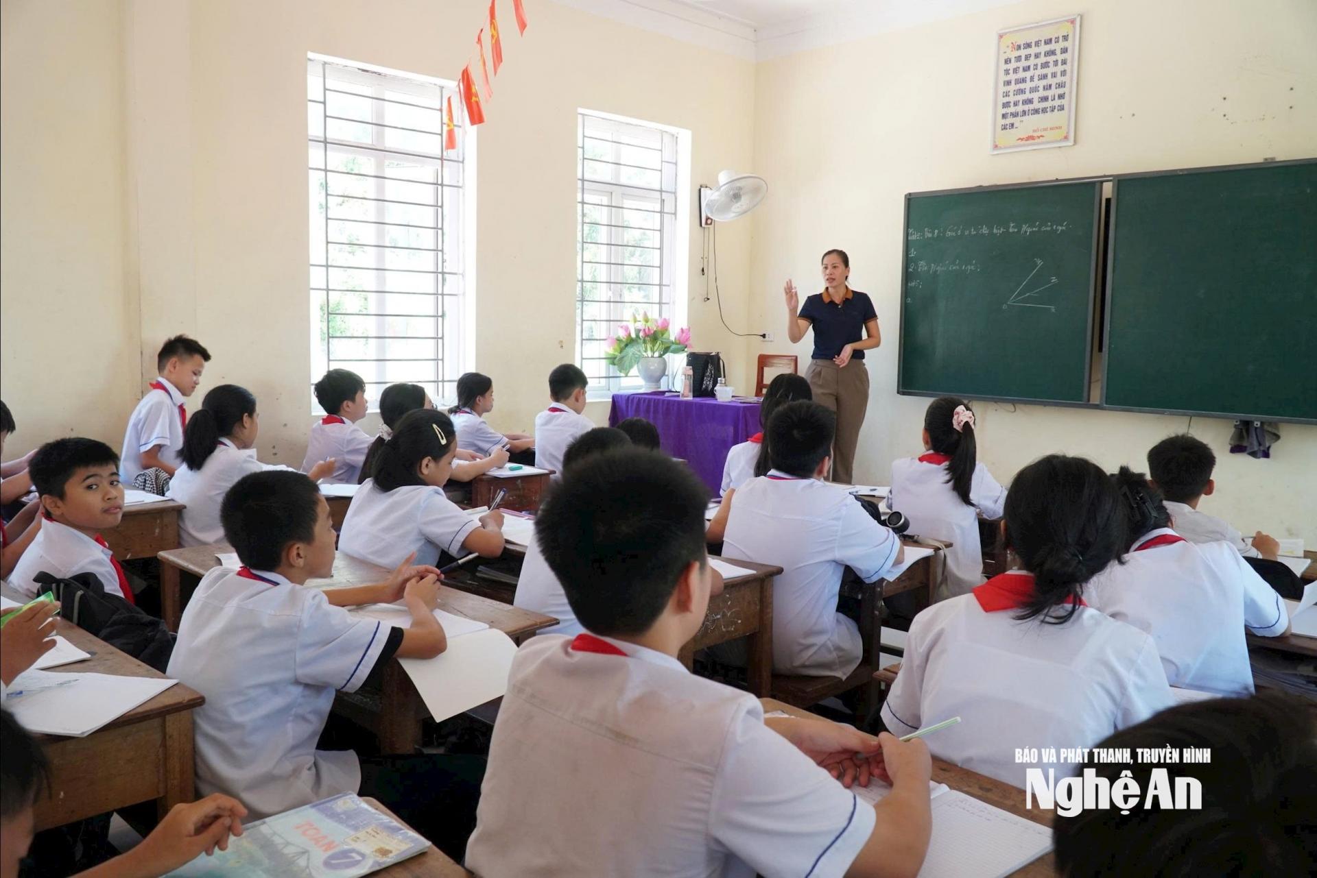 Trên địa bàn huyện Nam Đàn (cũ) đang còn 11 giáo viên, nhân viên hợp đồng. Ảnh: Mỹ Hà