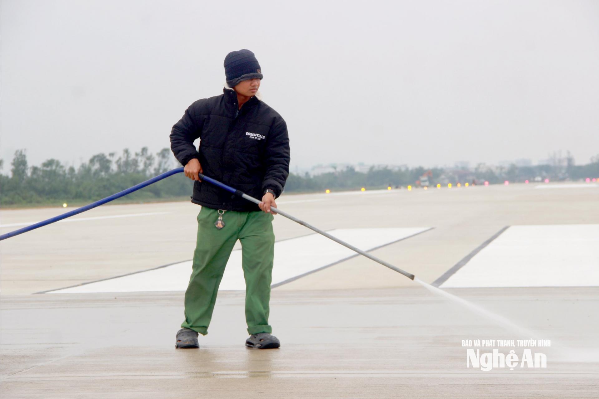 Các công nhân tiến hành dọn vệ sinh đường băng, sẵn sàng cho việc khai thác trở lại. Ảnh: Q.A