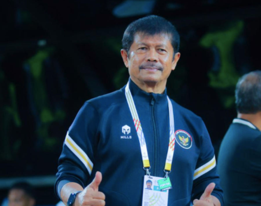 HLV U22 Indonesia Indra Sjafri kêu gọi các cầu thủ tập trung cho chiến thắng trước U22 Myanmar - Ảnh: BOLA