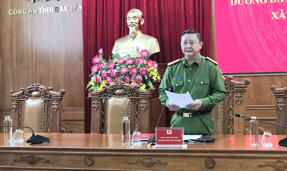 Đại tá Võ Duy Tuấn, Thủ trưởng Cơ quan CSĐT Công an tỉnh Đắk Lắk thông tin vụ án. Ảnh: T.T