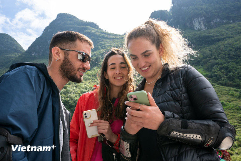 Du khách nước ngoài trên Cao nguyên đá Đồng Văn. (Ảnh: PV/Vietnam+)