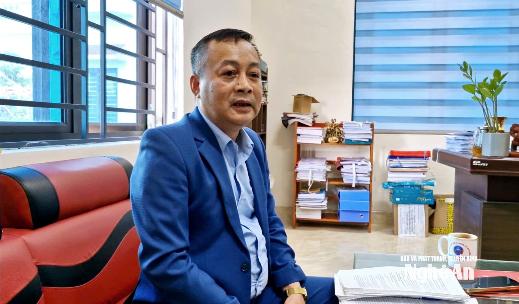 Phó Chủ tịch Thường trực Liên hiệp các HKHKT Nghệ An, ông Đậu Quang Vinh trao đổi với PV Báo và phát thanh, truyền hình Nghệ An. Ảnh: Nhật Lân