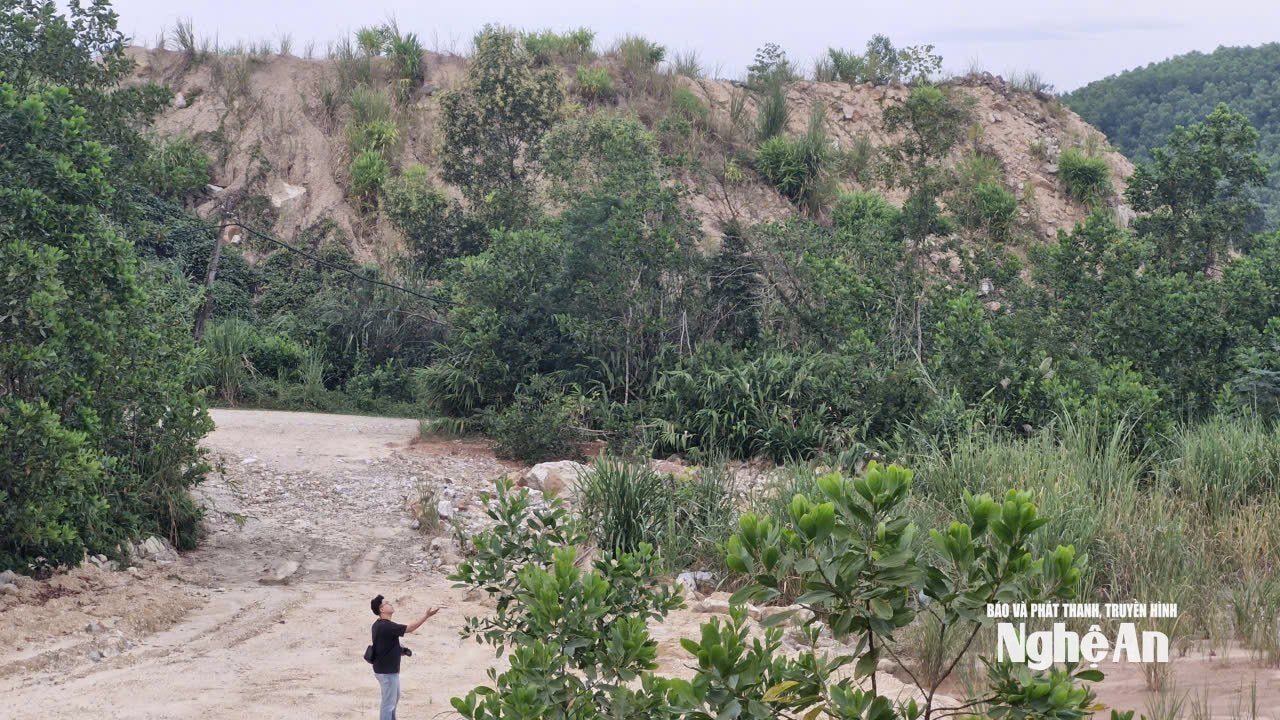 Trong mỏ đá ruby - saphir có nhiều những cồn đất đá thải được cho là đã đào từ thân khoáng. Ảnh: Nhật Lân