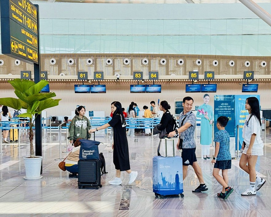 Giá vé máy bay nhiều chặng nội địa và quốc tế dịp nghỉ Tết Dương lịch 2026 đã tăng lên đáng kể. Ảnh: Quốc Thái