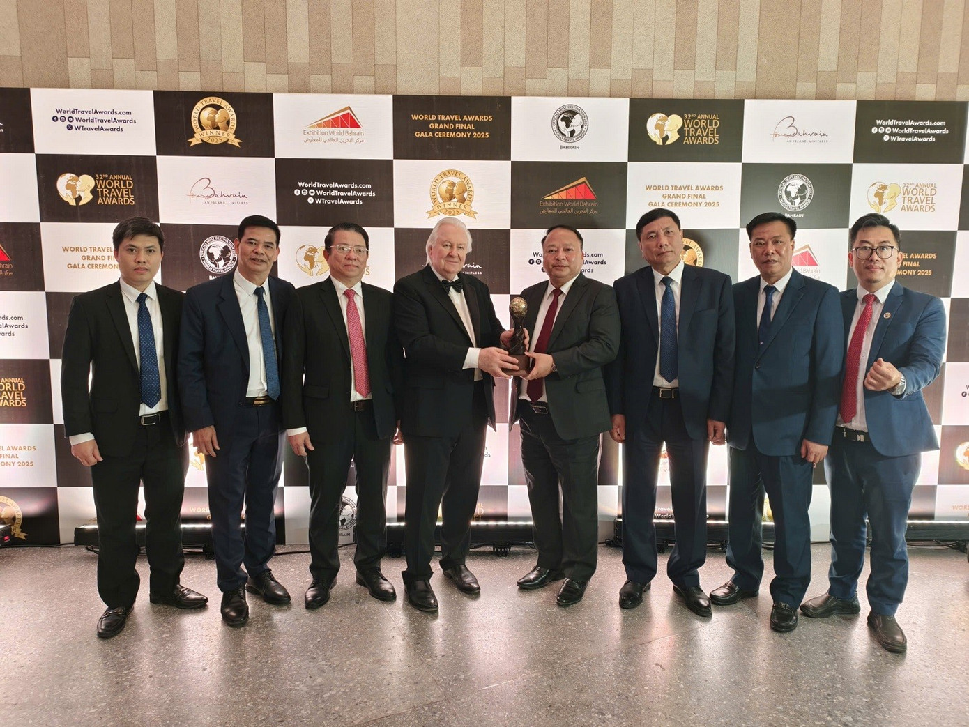 Đoàn đại biểu tỉnh Tuyên Quang do Chủ tịch UBND tỉnh Phan Huy Ngọc dẫn đầu đã trực tiếp tham dự và nhận danh hiệu.