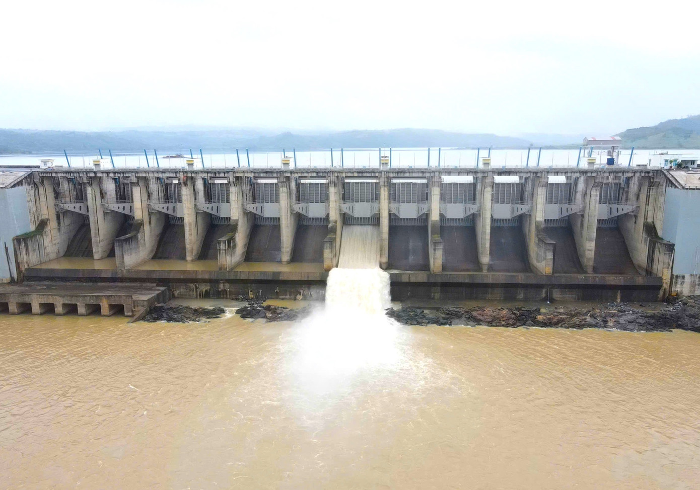 Đợt mưa lũ vừa qua, Thủy điện Sông Ba Hạ có mức xả lũ kỷ lục. Ảnh: Lê Tiền.