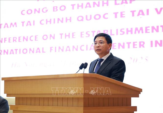 Bộ trưởng Bộ Tài chính Nguyễn Văn Thắng công bố Quyết định số 2755/QĐ-TTg ngày 18/12/2025 thành lập Hội đồng điều hành Trung tâm tài chính quốc tế tại Việt Nam. Ảnh: Dương Giang/TTXVN