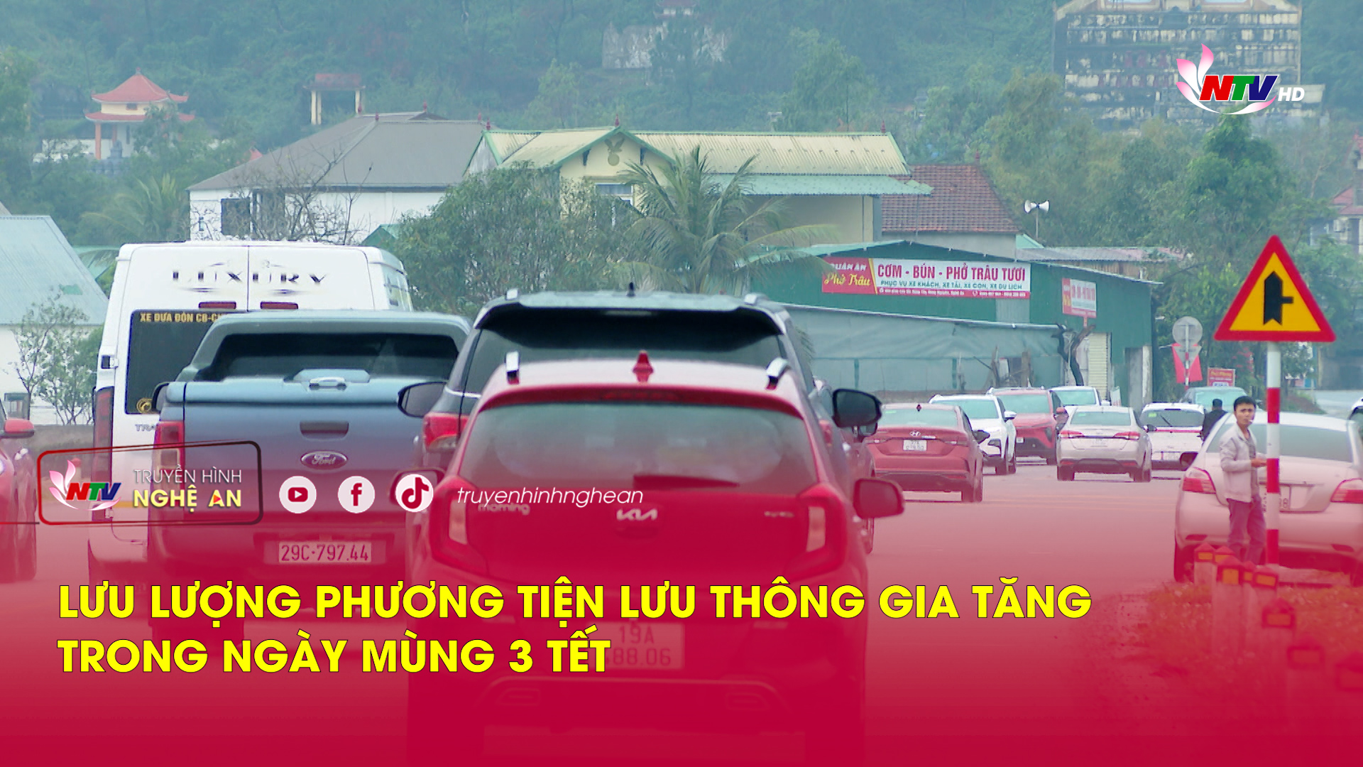 Lưu lượng phương tiện lưu thông gia tăng trong ngày mùng 3 tết