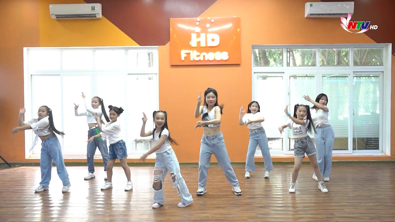 Nhảy Tik tok - Giáo viên và học viên CLB HD Kids