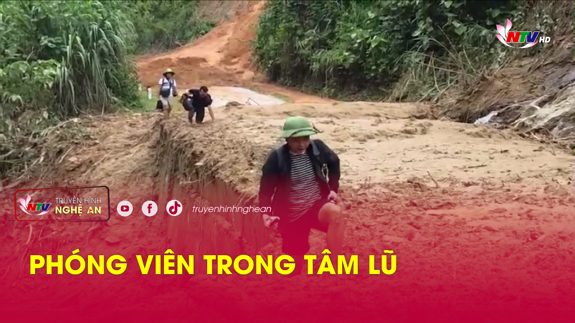 Phóng viên trong tâm lũ