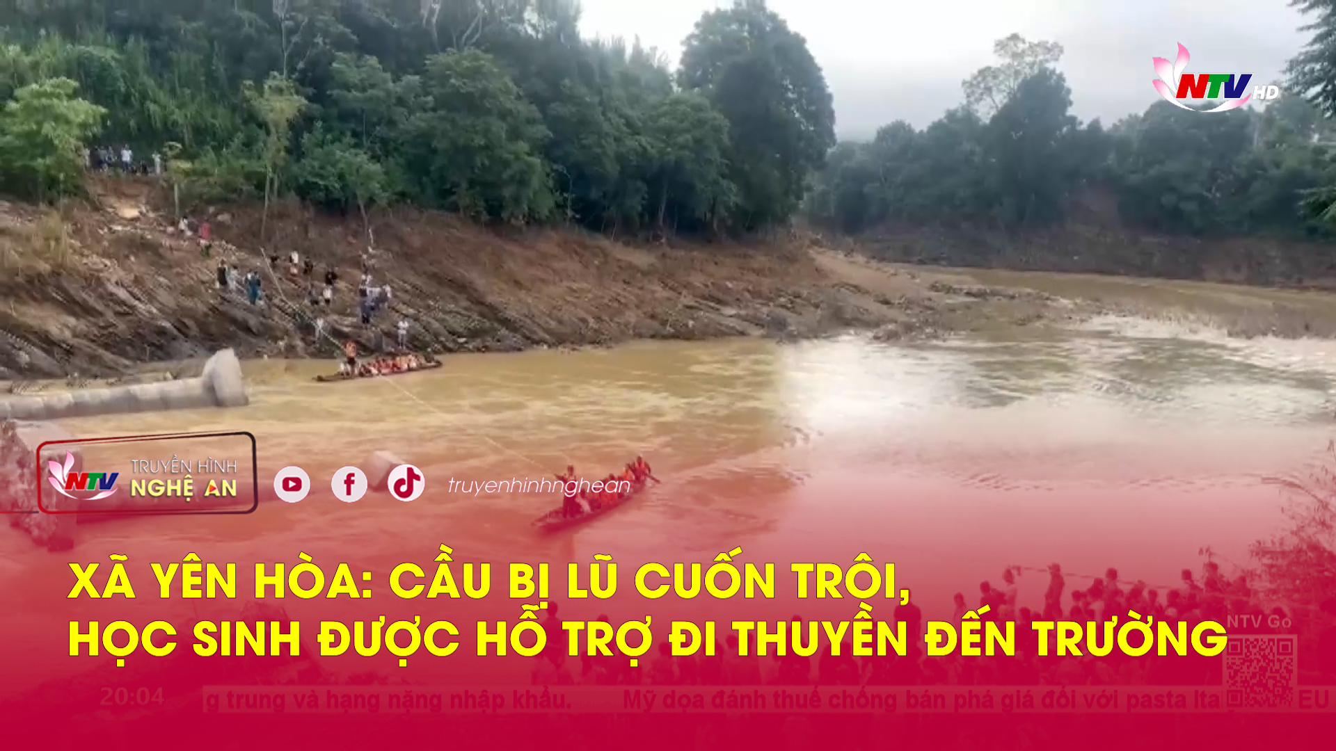 Xã Yên Hòa: cầu bị lũ cuốn trôi, học sinh được hỗ trợ đi thuyền đến trường