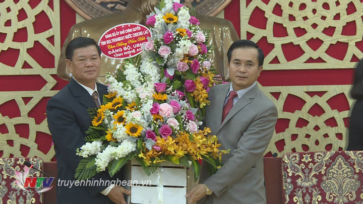 Đoàn công tác tỉnh Khăm Muộn chúc mừng năm mới tỉnh Nghệ An.
