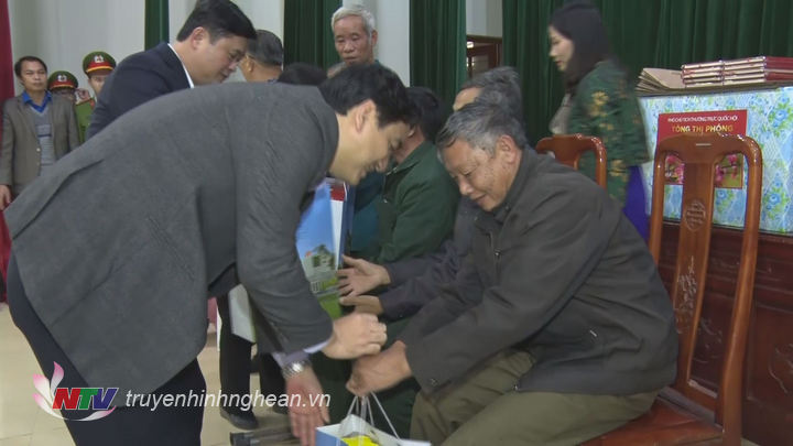 Bí thư Tỉnh uỷ Nguyễn Đắc Vinh trao quà Tết cho các hộ nghèo huyện Anh Sơn