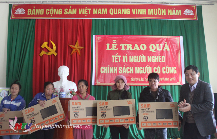 Bí thư tỉnh ủy Nguyễn Đắc Vinh tặng quà cho hộ nghèo, gia đình chính sách tại thị xã Hoàng Mai