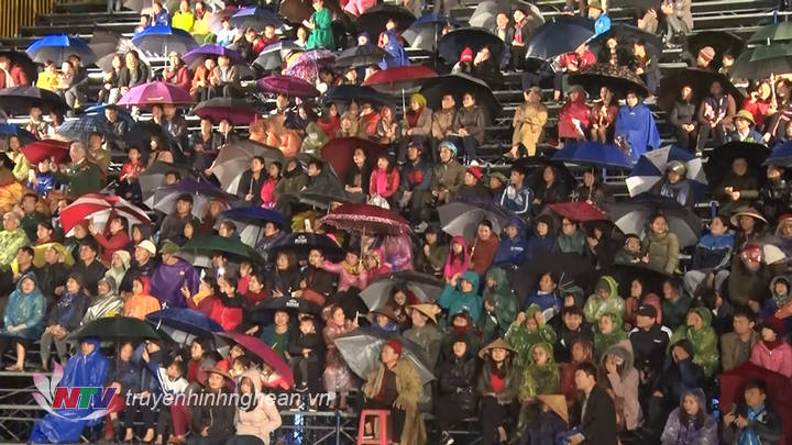 Mặc trời mưa rét, nhưng vẫn rất đông người dân Anh Sơn tới tham gia Chương trình.
