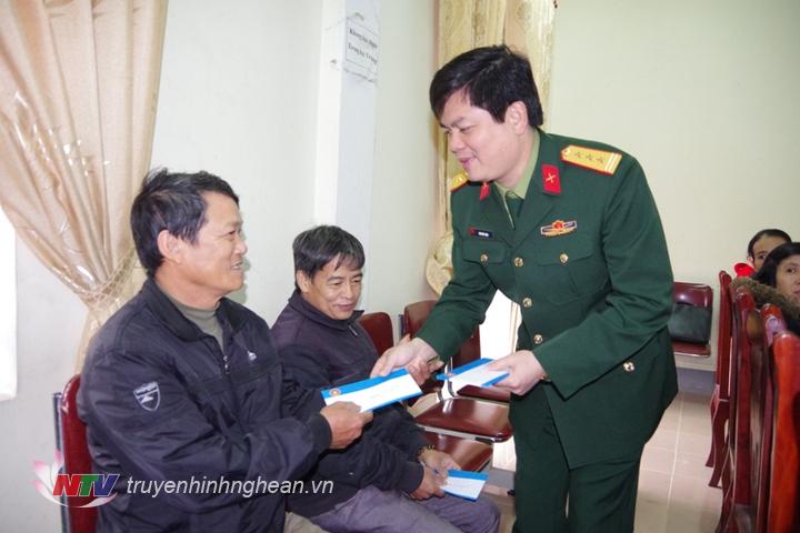 Thượng tá Thaí Đức Hạnh, Phó Bí thư Đảng ủy, Chính ủy Bộ CHQS tỉnh cho các gia đình chính sách và gia đình có hoàn cảnh đặc biệt khó khăn tại hai xã Nghi Vạn.