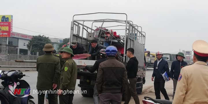 Ban an toàn giao thông huyện Diễn Châu kiên quyết xử lý các trường hợp lấn chiếm hành lang giao thông