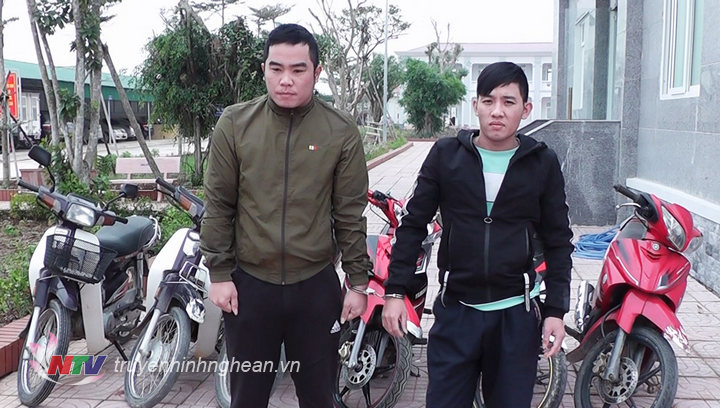 2 trong số 3 đối tượng nhóm trộm cắp xe máy cùng tang vật thu được tại Công an Yên Thành.