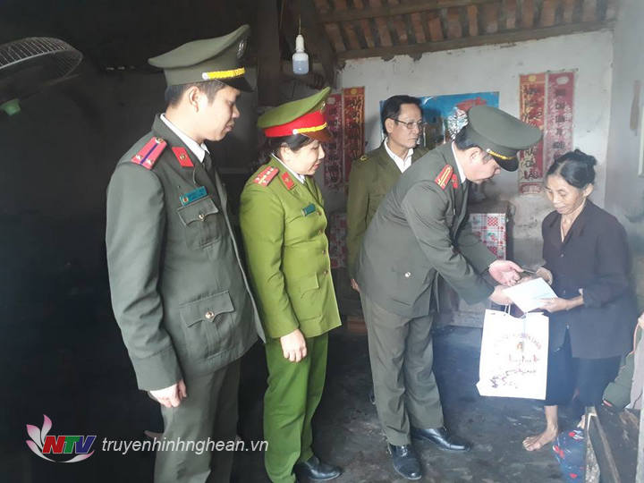Lãnh đạo Công an huyện Diễn Châu tặng quà tết cho hộ nghèo