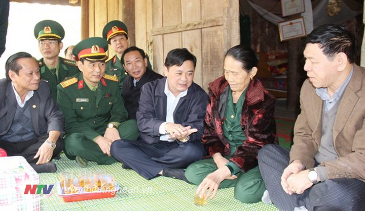 Chủ tịch UBND tỉnh Thái Thanh Quý và đoàn công tác tỉnh thăm hỏi, chúc tết bà Vi Thị Lan, người uy tín tại xã Hạnh Dịch.