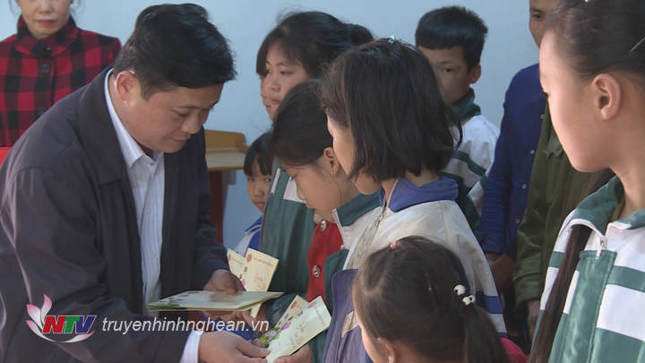 Chủ tịch UBND tỉnh Thái Thanh Quý tặng quà Tết các học sinh thuộc diện hộ nghèo vươn lên trong học tập.