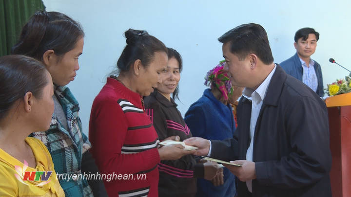 Chủ tịch UBND tỉnh Thái Thanh Quý tặng quà Tết cho hộ nghèo ở Quỳ Châu.