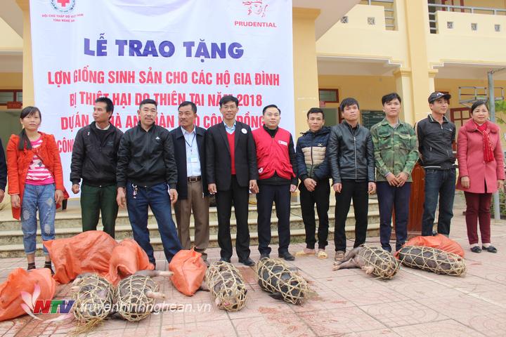 Hội Chữ thập đỏ trao con giống cho 25 hộ gia đình bị sạt lở ở Lượng Minh.