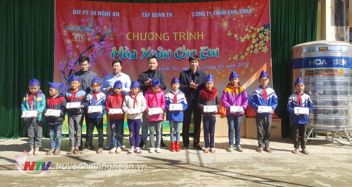 Lãnh đạo đài PTTH Nghệ An Trao quà tết cho các học sinh nghèo xã Huồi Tụ.