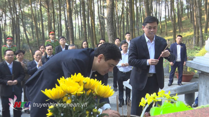 Các đồng chí lãnh đạo tỉnh dâng hương mộ Bà Hoàng Thị Loan, thân mẫu Chủ tịch Hồ Chí Minh 